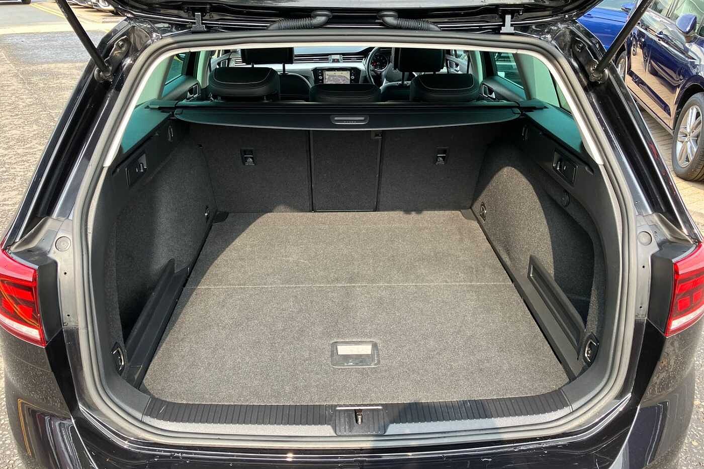 Volkswagen Passat SEL 1.5 TSI 150PS 7-speed DSG 5 Door